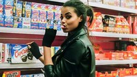 Sedang berada di supermarket, Ella Balinska yang berperan sebagai Elena Houghlin tengah memilih jajanan sambil makan permen. Foto: Instagram@ellabalinska