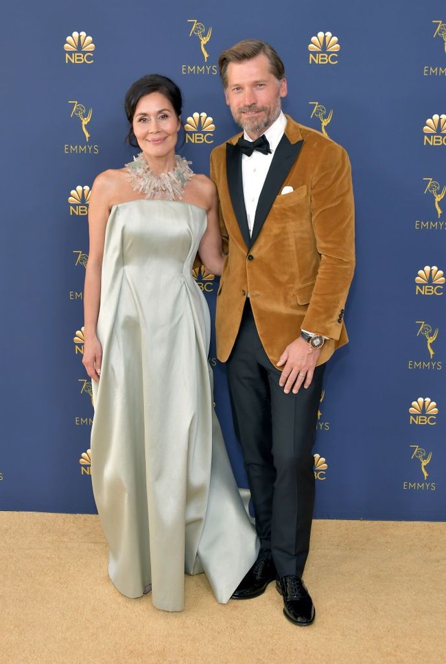 Penampilan parlente Nikolaj dengan tuksedo berbahan beludru bersama sang istri, Nukaaka Coster-Waldau, saat menghadiri acara di Los Angeles. Foto: Getty Images
