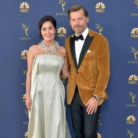 Penampilan parlente Nikolaj dengan tuksedo berbahan beludru bersama sang istri, Nukaaka Coster-Waldau, saat menghadiri acara di Los Angeles. Foto: Getty Images