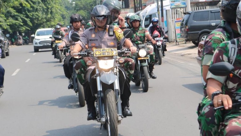 Naik Motor, Kapolres Bekasi Patroli ke TPS-TPS Jelang Pencoblosan Naik Motor, Kapolres Bekasi Patroli ke TPS-TPS Jelang Pencoblosan