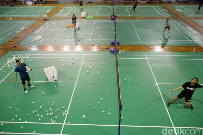 Rionny Mainaky Latih Tunggal Putri Pelatnas PBSI Rionny Mainaky pulang kampung. Setelah bertahun-tahun menangani tim nasional bulutangkis Jepang, dia dipercaya sebagai head coach tunggal putri Pelatnas PBSI. Yuk lihat proses latihan yang dipimpin Rionny.