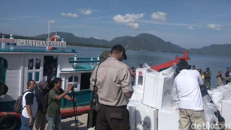 Cerita Petugas Kirim Kotak Suara ke Pulau Terluar Aceh Cerita Petugas Kirim Kotak Suara ke Pulau Terluar Aceh