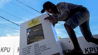 Petugas KPU Kota Jayapura juga telah mendistribusikan logistik Pemilu 2019 di Jayapura, Papua, sejak Senin (15/4/2019) lalu. Sebanyak 300.572 pemilih di Kota Jayapura yang tersebar pada 1.262 TPS di lima distrik akan menyalurkan hak pilihnya pada Pemilu 17 April 2019. Antara Foto/Gusti Tanati.