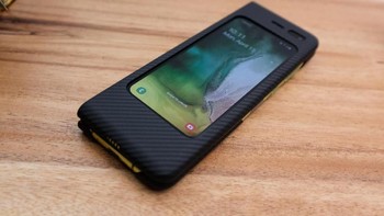 Casing itu menutupi bagian depan dan belakang. Beberapa media yang telah mencoba Galaxy Fold umumnya melontarkan pujian. Tapi di masa awal, pengamat menyatakan harga yang tinggi mungkin membatasi penjualan. Foto: Tech Crunch