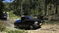 Mobil pengangkut yang membawa logistik pemilu untuk Desa Malahu melintasi sungai di Desa Bulota, Kabupaten Gorontalo, Gorontalo, Selasa (16/4/2019). Antara Foto/Adiniwati Solihin.