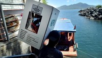 Seorang pekerja membawa kotak suara ke atas perahu untuk dibawa ke Pulau Bunaken dan sekitarnya di Manado, Sulawesi Utara. Sebanyak 110 kotak suara untuk 21 TPS yang tersebar di pulau Bunaken, Manado Tua dan pulau Siladen didistribusikan melalui jalur laut. Antara Foto/Adwit B Pramono.