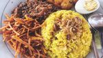 Sedap Sekali! Pagi-pagi Makan Nasi Kuning Manado yang Pedas Gurih