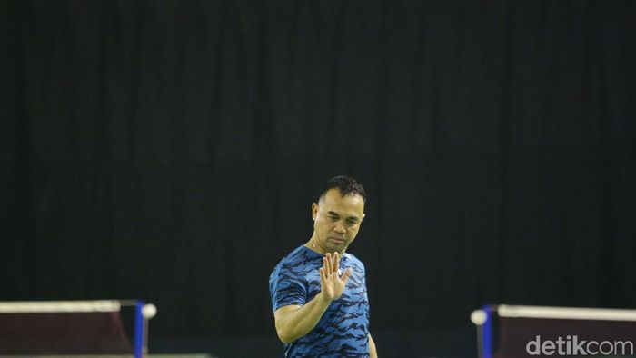 Rionny Mainaky saat mendampingi tunggal putri pelatnas PBSI berlatih di Cipayung. (Grandyos Zafna/detikSport) Rionny Mainaky saat mendampingi tunggal putri pelatnas PBSI berlatih di Cipayung. (Grandyos Zafna/detikSport)