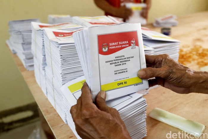 Ilustrasi Surat Suara Pemilu 2019 untuk pemilihan presiden dan wakil presiden, DPR RI, DPRD Kota/Kabupaten dan DPD RI