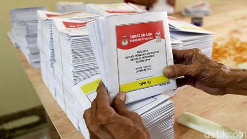 Ilustrasi Surat Suara Pemilu 2019 untuk pemilihan presiden dan wakil presiden, DPR RI, DPRD Kota/Kabupaten dan DPD RI