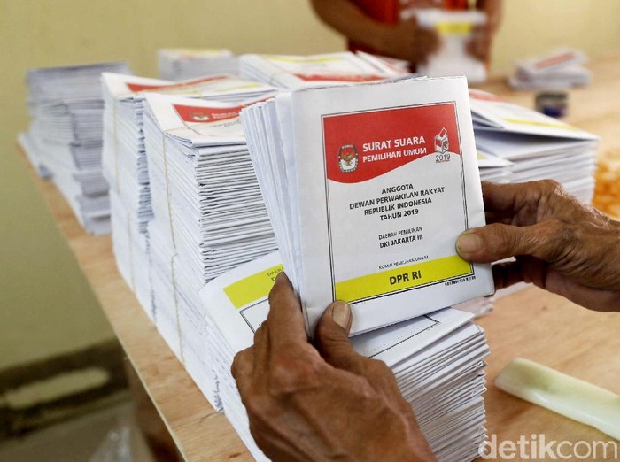 Ilustrasi Surat Suara Pemilu 2019 untuk pemilihan presiden dan wakil presiden, DPR RI, DPRD Kota/Kabupaten dan DPD RI