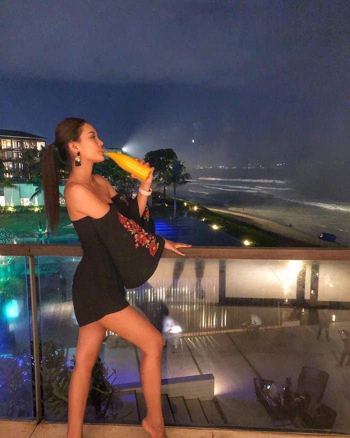 Berpacaran dengan Aldi Eks CJR, Ini Gaya Ngopi Model Erika Carlina