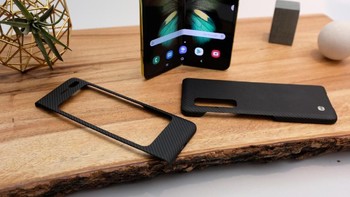 Penampakan casing Galaxy Fold yang disertakan dalam paket penjualan yang terdiri dari dua buah. Foto: Tech Crunch