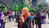 Dalam caption Instagramnya, dia menuliskan tourist mode ON. (roses_are_rosie/Instagram)