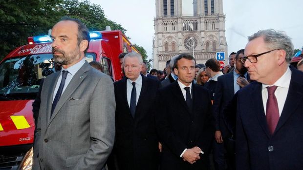 Presiden Prancis, Emmanuel Macron bersama Perdana Menteri Prancis, Edouard Philippe dan Menteri Kebudayaan Franck Riester