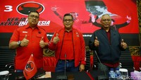 Tak sendiri, Hasto didampingi Wakil Kepala BBHA PDI Perjuangan Yanuar P Wasesa dan anggota Komisi II DPR fraksi PDIP Arif Wibowo.