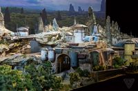 Berkolaborasi dengan Disney, Coca-cola Luncurkan Botol Bertema 'Galaxy's Edge Park'