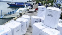 Proses pendistribusian logistik Pemilu 2019 juga telah dilaksanakan di Pulau Buru sejak Senin (15/4/2019) kemarin. Antara Foto/Hafidz Mubarak.