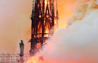 Katedral Bersejarah Prancis Notre-Dame Runtuh Dilalap Api