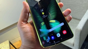 Menggenggamnya dengan satu tangan. Operator AT&T telah membuka pre order Galaxy Fold. User dapat membayar di muka senilai USD 1.980 atau di kisaran Rp 27 juta. Bisa pula dengan cara mencicil sebanyak USD 66 per bulan selama 30 bulan. Foto: Pocket Lint