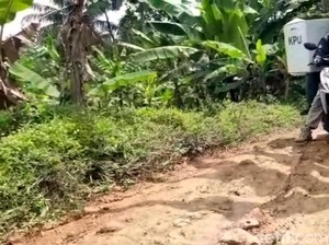 Antar Logistik di Sukabumi, Lewati Jalan Terjal dan Susah Sinyal