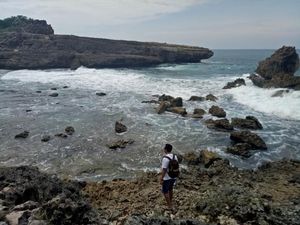Pantai Watu Lepek Buat Libur Pemilu di Malang