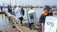Pendistribusian sebanyak 5 kotak suara dengan 192 Daftar Pemilih Tetap (DPT) di lokasi tersebut dikawal PPK, Panwas, TNI, dan Polri dengan menyeberangi sungai menggunakan perahu dikarenakan jalan lain menuju lokasi itu terkendala air rob. Antara Foto/Harviyan Perdana Putra.