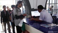 Dari hasil pantauan petugas PT KAI, untuk tiket KA tanggal 16 sampai dengan 21 April 2019 juga sudah terjual 100%. Calon penumpang rata-rata telah memesan tiket untuk menuju Jakarta, Bandung, Yogya/Solo maupun ke Surabaya.