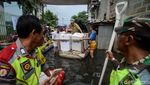 Aksi Petugas Distribusikan Logistik Pemilu di Tengah Banjir
