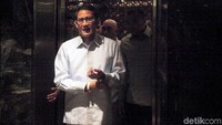 Sandiaga tiba di Gedung MPR/DPR, Senayan, Jakarta, sekitar pukul 11.00 WIB. Dia tampak mengenakan kemeja berwarna biru dan celana cokelat. Sandi melengkapi penampilannya hari itu dengan sneakers hitam.
