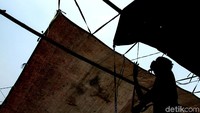 Seorang warga  tengah mendirikan tenda untuk TPS di kawasan Tambora, Jakarta, Selasa (16/4/2019).