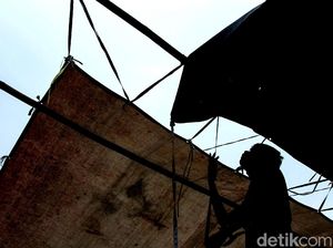 Antusias Warga Bangun TPS di Kawasan Pasar Jembatan Lima