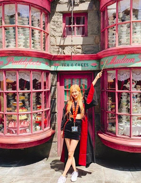 Adapun foto lain yang dibagikan Rose di Instagramnya, dia memegang minuman dan berfoto dengan latar kastil Harry Potter. (roses_are_rosie/Instagram) Adapun foto lain yang dibagikan Rose di Instagramnya, dia memegang minuman dan berfoto dengan latar kastil Harry Potter. (roses_are_rosie/Instagram)