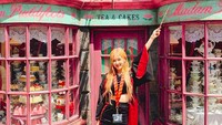 Adapun foto lain yang dibagikan Rose di Instagramnya, dia memegang minuman dan berfoto dengan latar kastil Harry Potter. (roses_are_rosie/Instagram)