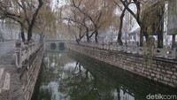 Suasana kota ini terasa lebih teduh. Dedalu di pinggir sungai, taman kota yang tertata rapih, dan kuil peninggalan Konfusius membuat Qufu semakin dicintai. (Bonauli/detikcom)