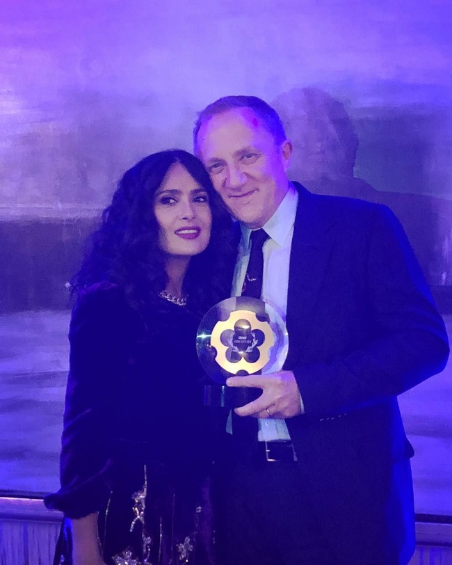 Pernikahan Salma Hayek dan Pinault yang sudah berjalan selama lebih dari 10 tahun jarang diterpa gosip. Dalam wawancara dengan media saat menghadiri acara Harpers Bazaar 150 Fashionable Women, Salma mengungkapkan salah satu resep awet pernikahannya. Aku menikahi pria yang tepat. Kami saling mendukung dalam berbagai hal yang kami lakukan, ujarnya. Foto: Instagram Salma Hayek