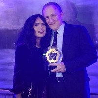 Pernikahan Salma Hayek dan Pinault yang sudah berjalan selama lebih dari 10 tahun jarang diterpa gosip. Dalam wawancara dengan media saat menghadiri acara Harpers Bazaar 150 Fashionable Women, Salma mengungkapkan salah satu resep awet pernikahannya. Aku menikahi pria yang tepat. Kami saling mendukung dalam berbagai hal yang kami lakukan, ujarnya. Foto: Instagram Salma Hayek