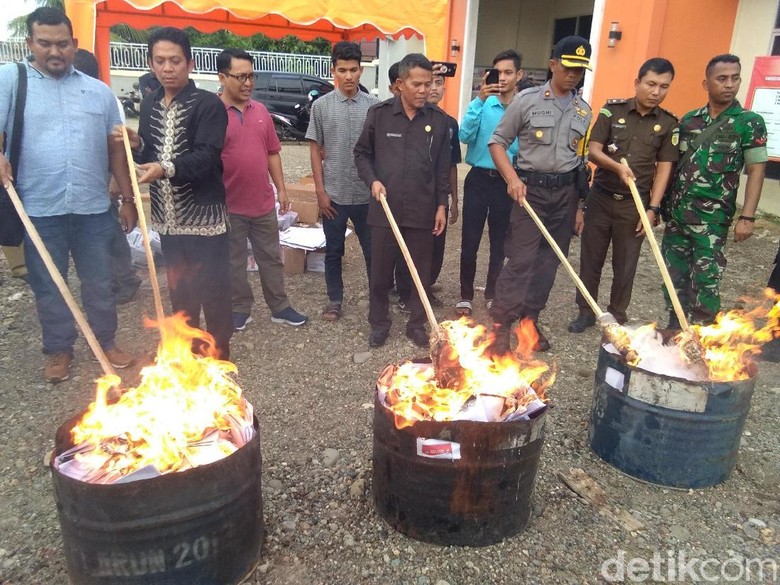KIP Lhokseumawe Musnahkan 7.428 Lembar Surat Suara Rusak KIP Lhokseumawe Musnahkan 7.428 Lembar Surat Suara Rusak
