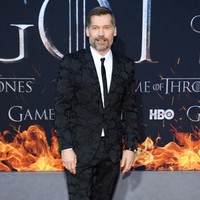 Ada kalanya Nikolaj mencoba bereksperimen gaya. Ia terlihat mengenakan setelan jas dengan bordiran motif bunga yang cukup menarik perhatian sat menghadiri acara HBO. Foto: Getty Images