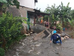 Tanggul Jati Padang Jebol Lagi, 2 Rumah Warga Ambrol Kena Banjir