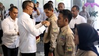 Menteri Sosial Agus Gumiwang Kartasasmita secara resmi melepas 45 Pendamping KAT tahun 2019 ke Lokasi Penempatan, bertempat di Lobi Gedung Kementerian Sosial, Jakarta Pusat, Selasa (16/4/2019). Foto: dok. Kemensos