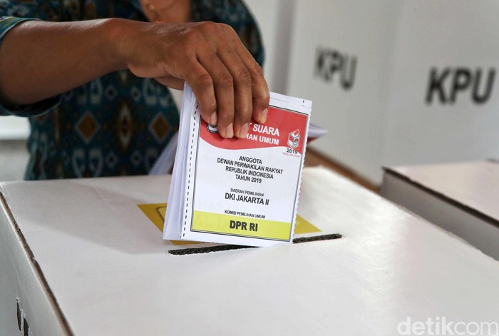 Ilustrasi Surat Suara Pemilu 2019 untuk pemilihan presiden dan wakil presiden, DPR RI, DPRD Kota/Kabupaten dan DPD RI