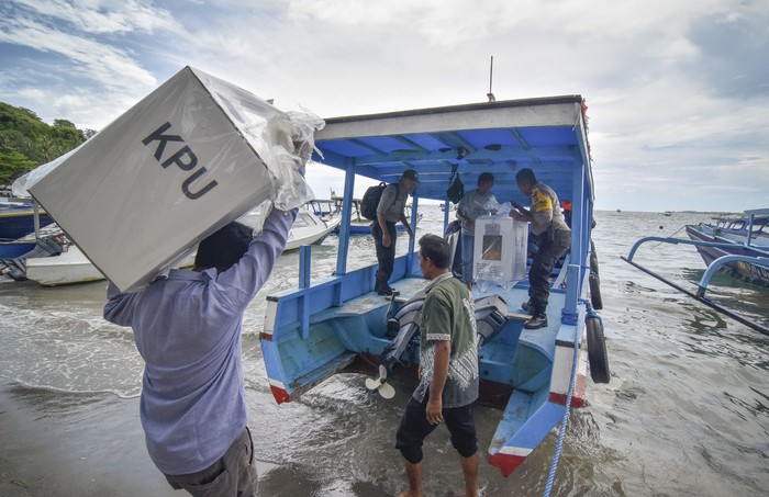 Hari pencoblosan Pemilu 2019 tinggal menghitung jam. Petugas pun berpacu dengan waktu untuk mendistribusikan logistik Pemilu ke seluruh pelosok Indonesia.