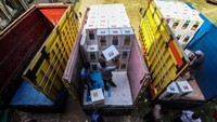 Petugas gabungan Komisi Independen Pemilihan (KIP), Panitia Pemilihan Kecamatan (PPK) dan Kelompok Penyelenggara Pemungutan Suara (KPPS) mengangkut kotak suara pada hari puncak proses distribusi logistik logistik Pemilu 2019 di gudang logistik KIP Lhokseumawe, Aceh, Selasa (16/4/2019). ANTARA FOTO/Rahmad.