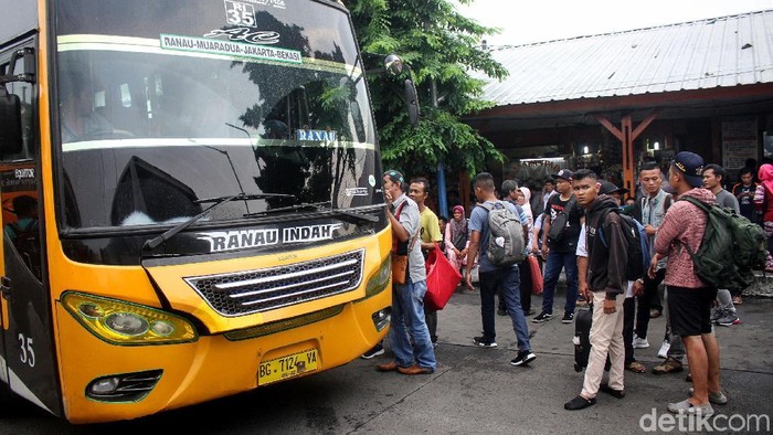 Ribuan warga mendatangi Terminal Kalideres, Jakarta Barat. Mereka mengantre untuk membeli tiket mudik agar bisa mencoblos pada 17 April esok.