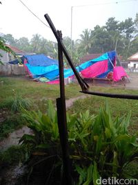 TPS di Banjar Ambruk Disapu Badai