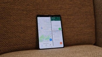 Galaxy Fold ketika direntangkan dapat memuat 3 aplikasi untuk dipergunakan bersamaan. Foto: Tech Crunch