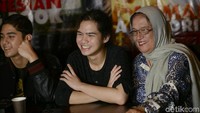 Bungsu Ahmad Dhani, Dul Jaelani menambahkan bahwa ayahnya itu berperan penuh dalam pembuatan album. Ia pun bersyukur dan puas dengan hasilnya. Foto: Ismail/detikHOT