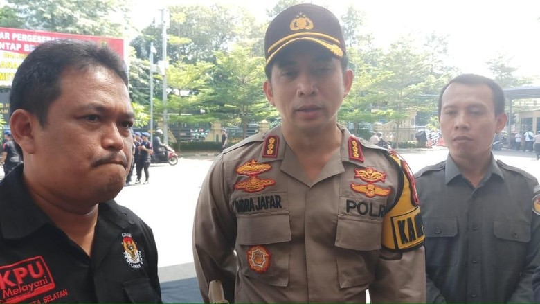 Ketua KPU Jaksel: TPS Jakarta Selatan Luar Biasa, Banyak Tokoh Ketua KPU Jaksel: TPS Jakarta Selatan Luar Biasa, Banyak Tokoh