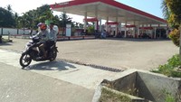 Sekilas, SPBU tersebut seperti tempat pengisian bahan bakar lainnya. Namun, di balik itu semua, SPBU ini milik Murtala,  bandar sabu yang kaya raya. Saat dilakukan penyitaan, SPBU  terus beroperasi melayani setiap warga yang mengisi BBM. 